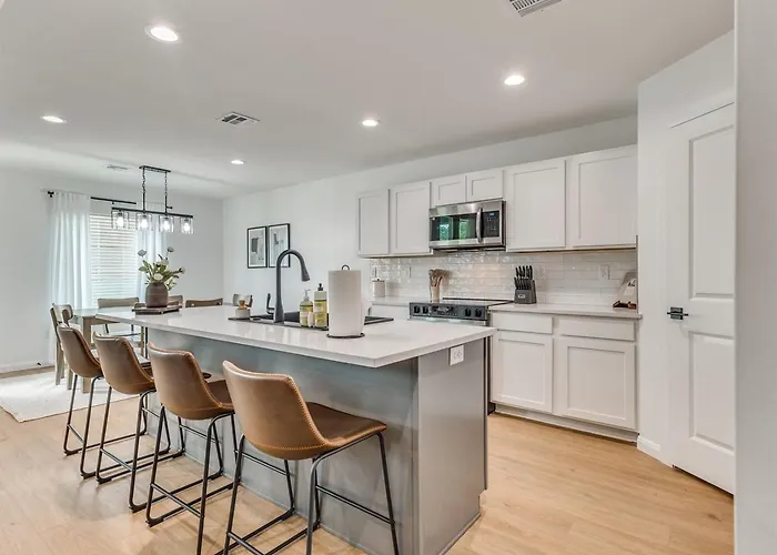 Modern New Build Downtown & Cherokee *