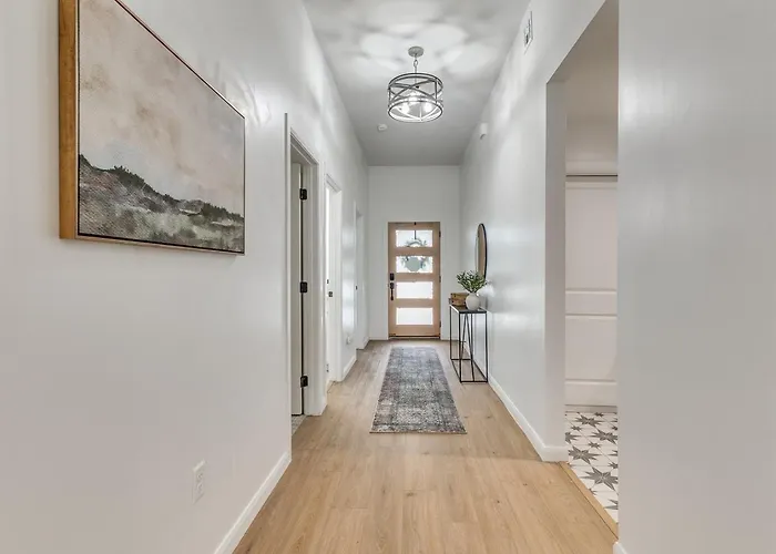 Modern New Build Downtown & Cherokee Country house