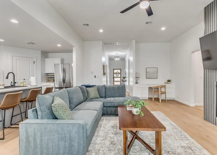 Modern New Build Downtown & Cherokee