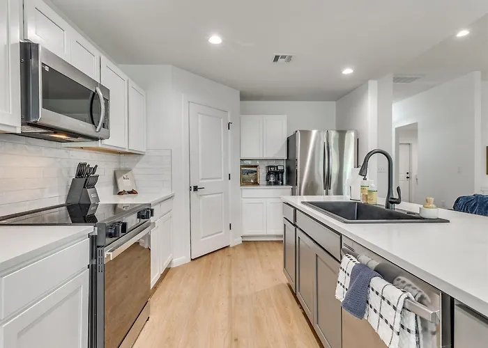 Modern New Build Downtown & Cherokee Country house Tulsa
