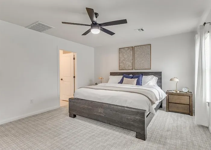 Modern New Build Downtown & Cherokee Country house