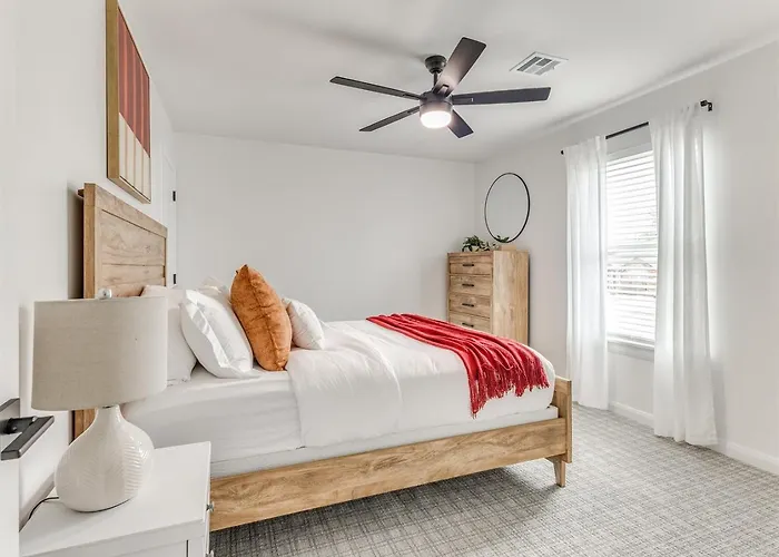 Modern New Build Downtown & Cherokee Country house