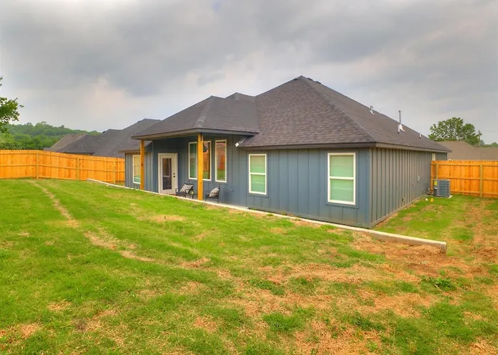 Modern New Build Downtown & Cherokee Country house